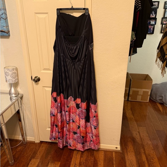 City Chic Black and Floral Maxi Dress - Picture 4 of 5